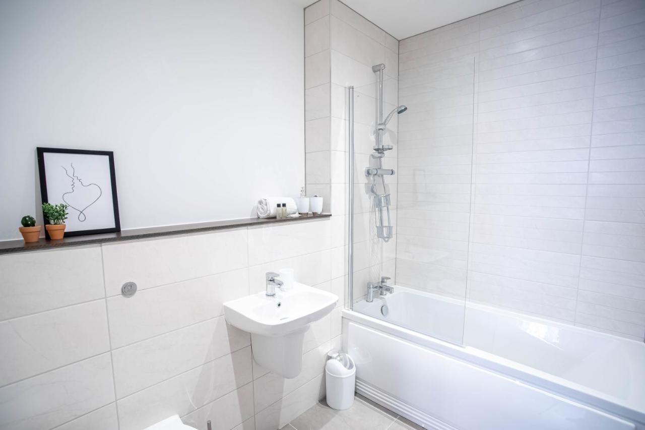 Luxury Apartments Available Next To Train Station - The Wallgate Apartments Wigan - Free Parking Exterior photo